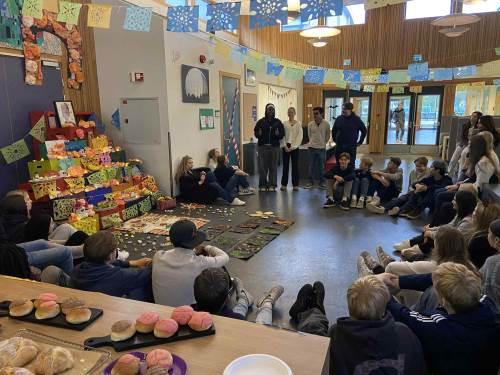 10.trinn samlet for å dele kunnskap og refleksjoner om feiringen.